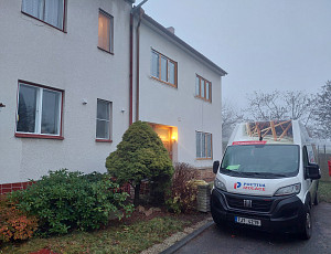 Zateplení stropu staršího rodinného domu pomocí foukané izolace